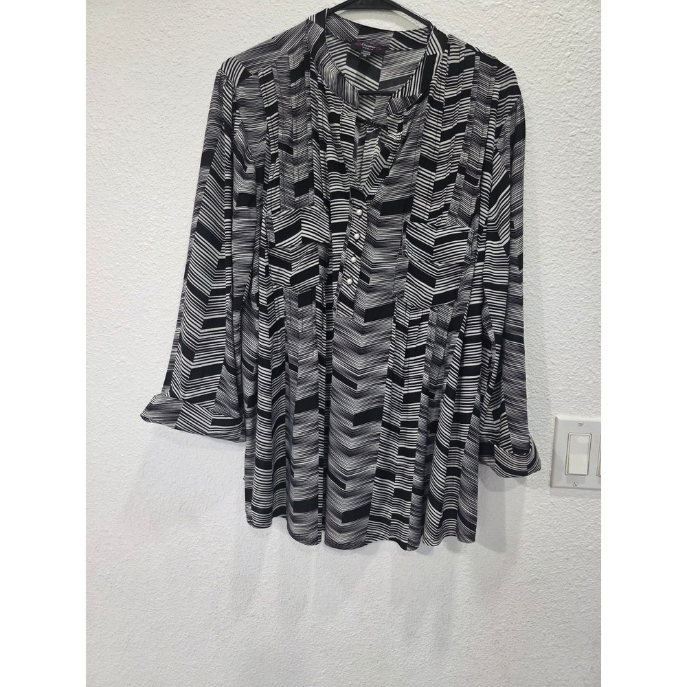 Cocomo Woman 3X Black White Chevron Print Blouse Pearl Button V-Neck Top